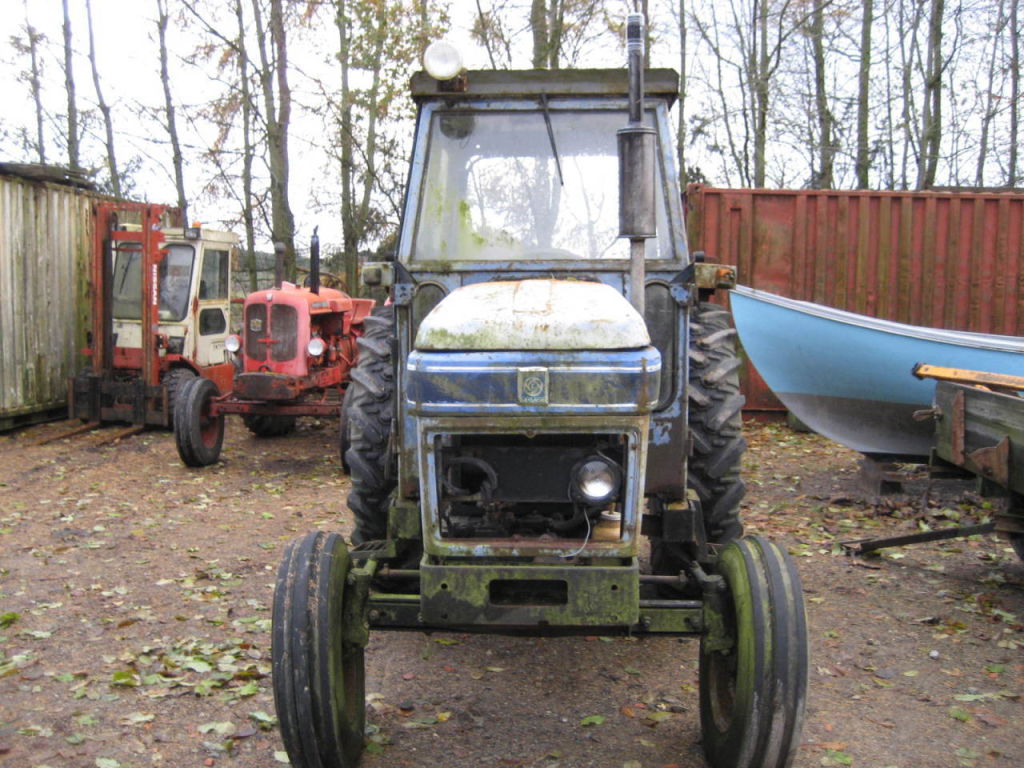 Leyland 255 Traktor med harver / Leyland 255 Tractor with harrows for ...