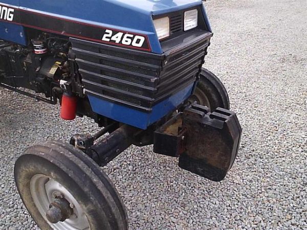 100: LONG 2460 UTILITY FARM TRACTOR !!ONLY 1562 HRS!!!