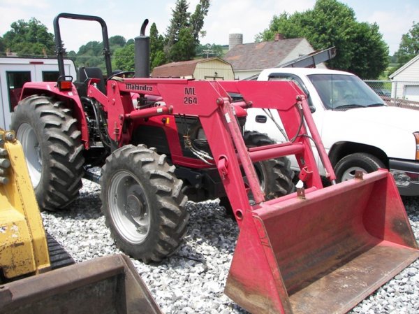 1470: Mahindra 6500 4x4 Tractor with Loader