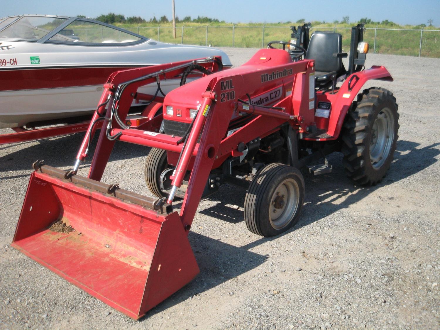 MAHINDRA C27 2WD TRACTOR W/ ML210 FRONT END LOADER