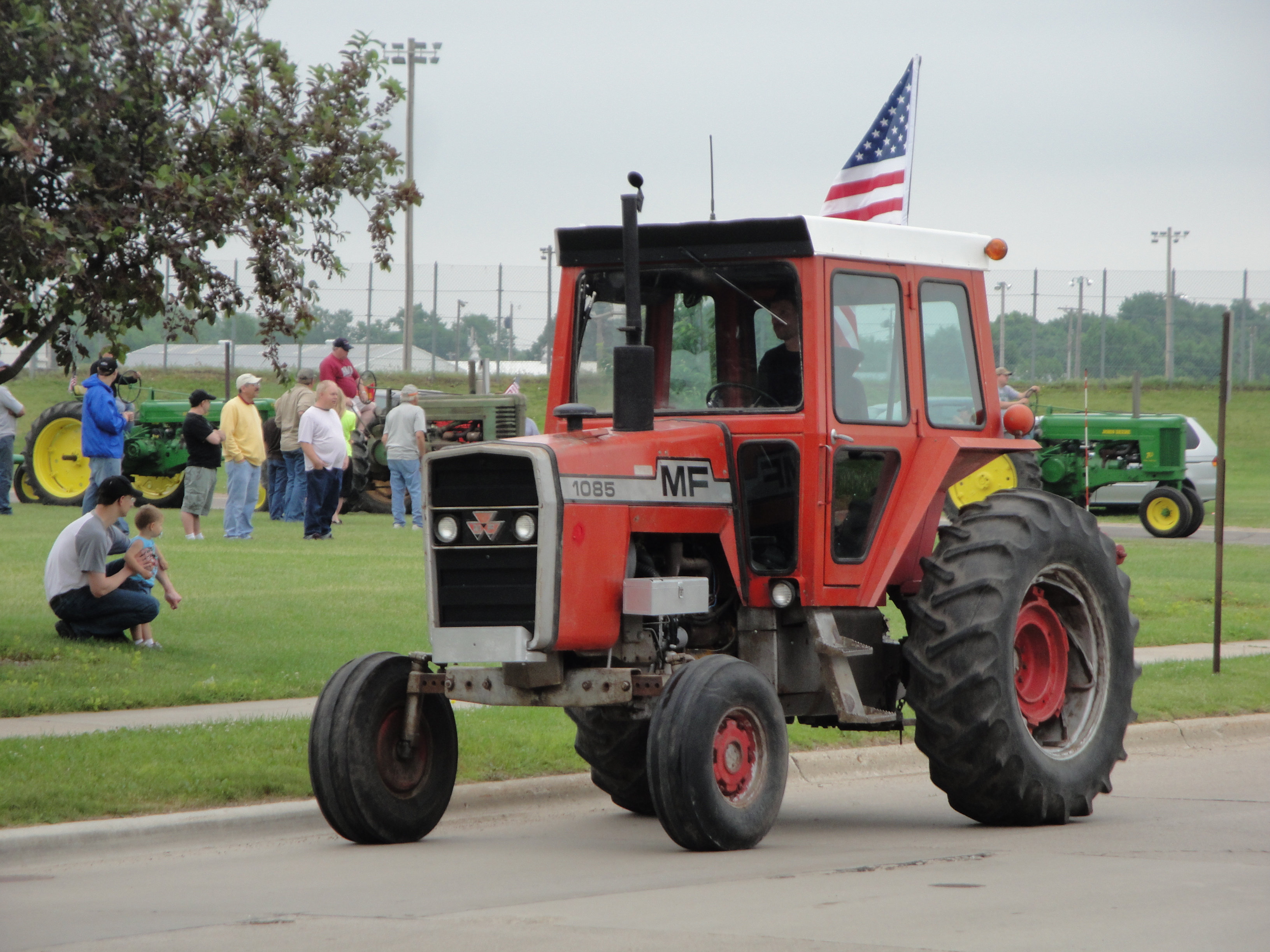 File:Red Massey Ferguson 1085 during a parade in Owatonna, Minnesota ...