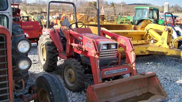 455: Massey Ferguson 1140 4x4 Compact Tractor