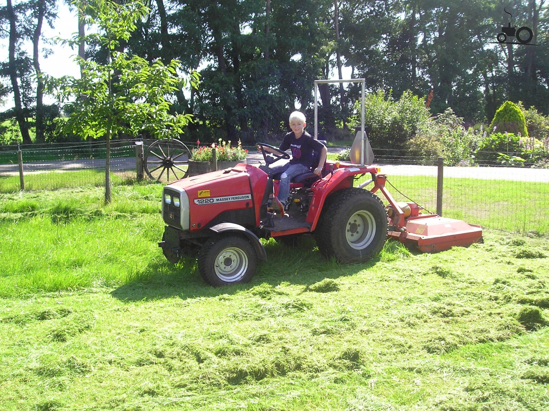 Foto van een Massey Ferguson 1220, druk bezig met gras maaien.. 2 ...