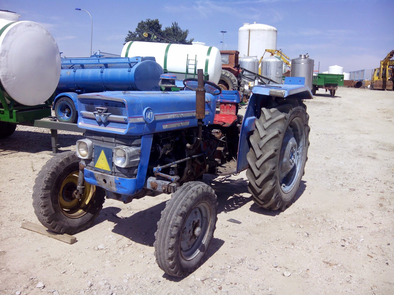 Tractor Massey-Ferguson 147 | Remolques La Paloma