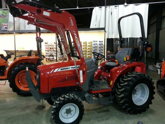 Massey Ferguson 1529 | Farm Equipment > Tractors -