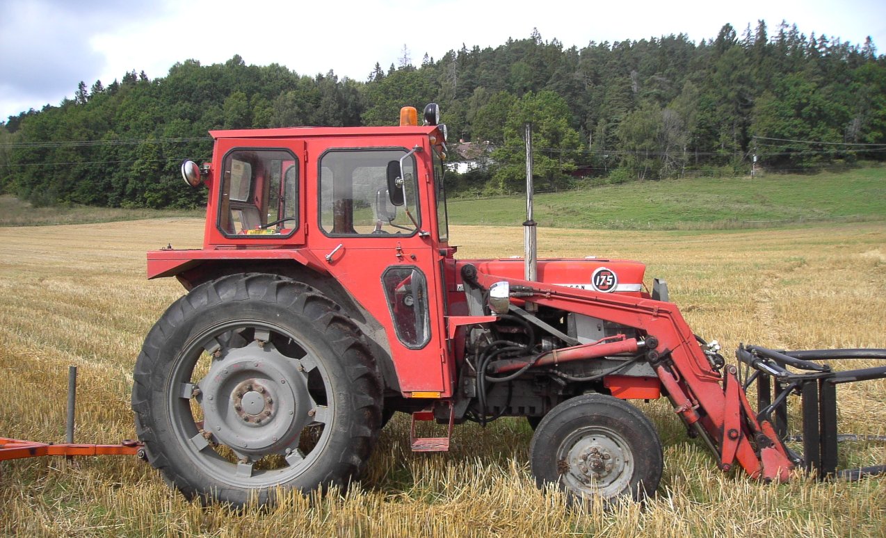 Description Massey Ferguson 175 red tractor September 2005.jpg