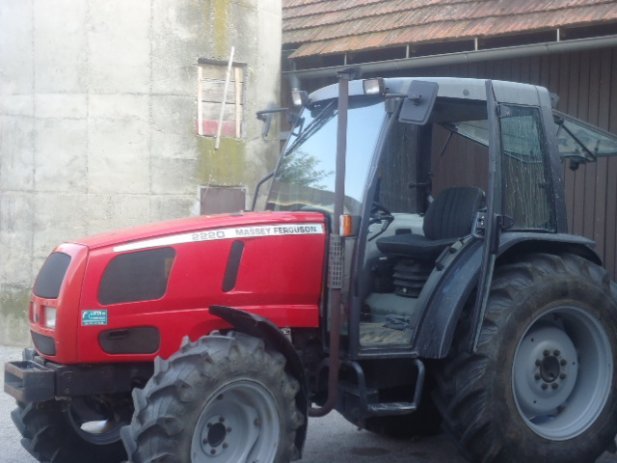 traktor massey ferguson 2220