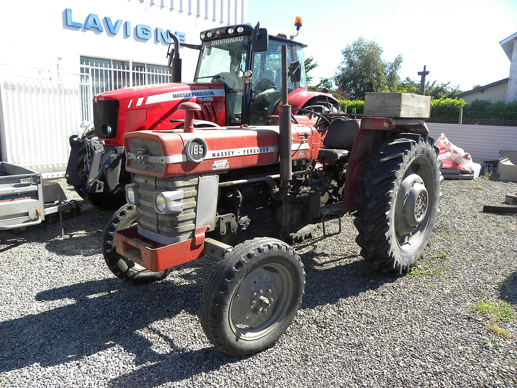 English: A Massey Ferguson 165 tractor, produced 1964 to 1975, and a ...