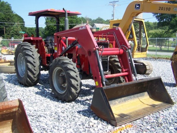 182: Massey Ferguson 281 Special 4x4 Tractor w/ Loader