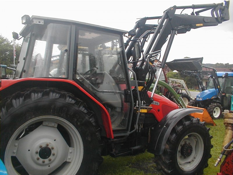 Traktor Massey Ferguson MF 4235 - technikboerse.com