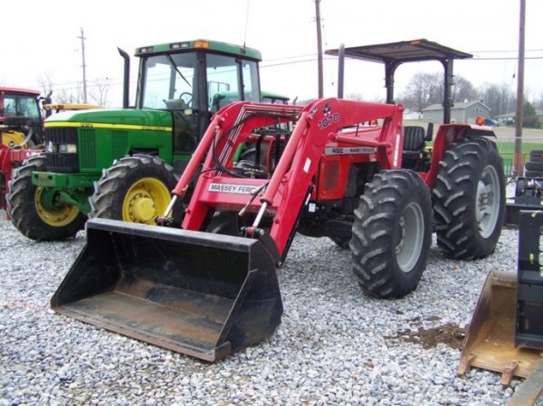 686: Massey Ferguson 492 4x4 Farm Tractor with Loader