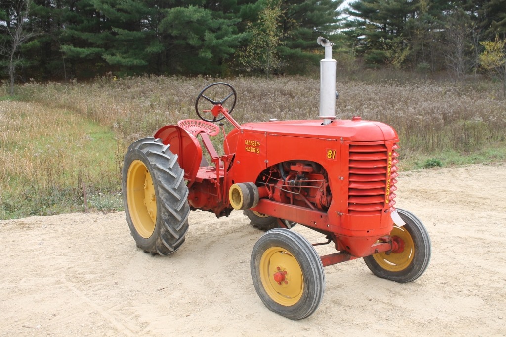Lot # : 100 - MASSEY HARRIS 81 GAS TRACTOR WITH WIDE FRONT