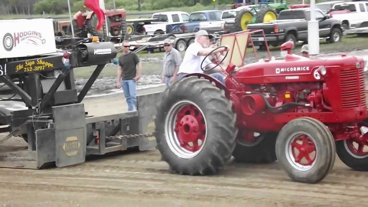 McCormick Super W-6 tractor pulling. - YouTube