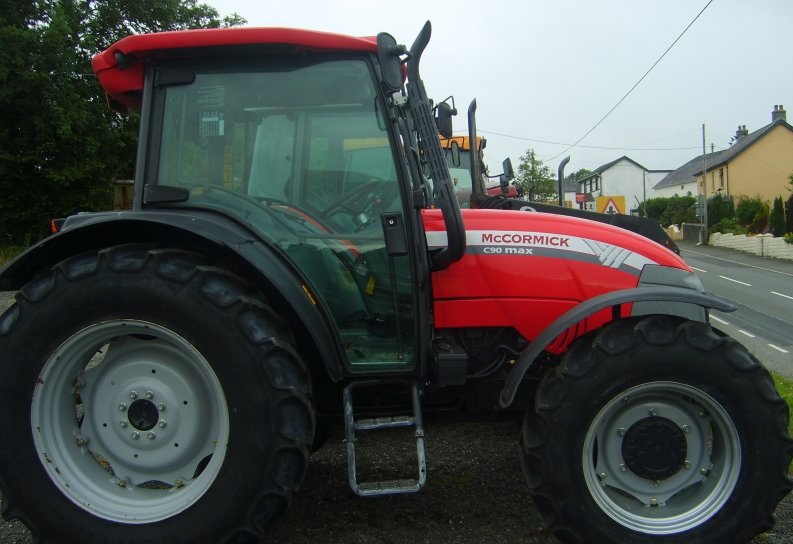 Tractor Guide with Latest Prices | Machinery Specs from Farming UK