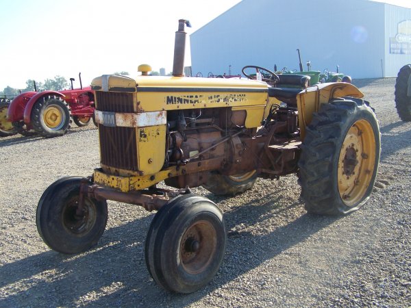 324: Minneapolis Moline M602 Farm Tractor : Lot 324