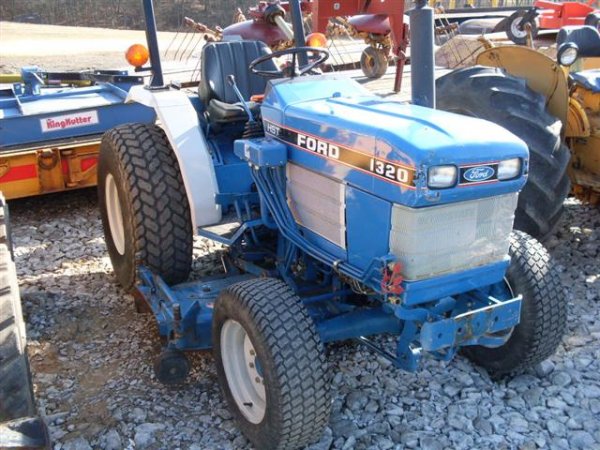 185A: FORD NEW HOLLAND 1320 4WD TRACTOR W/BELLY MOWER : Lot 185A