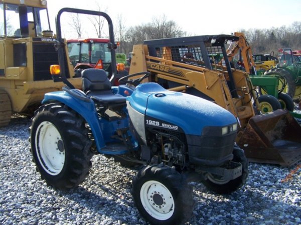 125: New Holland 1925 4x4 Compact Tractor, 1144 Hours