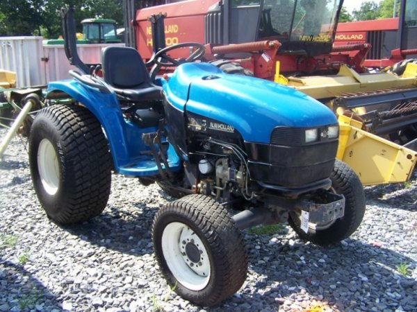 193: New holland 1925 4x4 Compact Tractor : Lot 193