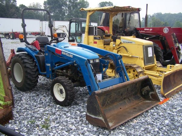 98: New Holland 1925 4x4 Compact Tractor with Loader : Lot 98