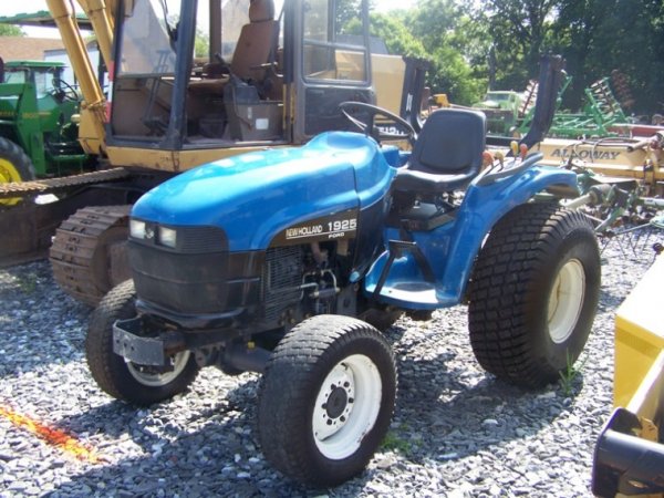 193: New holland 1925 4x4 Compact Tractor : Lot 193