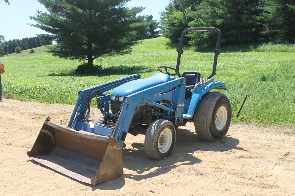 Lot # : 68 - NEW HOLLAND 1925 MFWD COMPACT LOADER TRACTOR