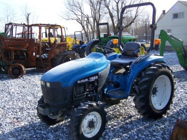 125: New Holland 1925 4x4 Compact Tractor, 1144 Hours : Lot 125