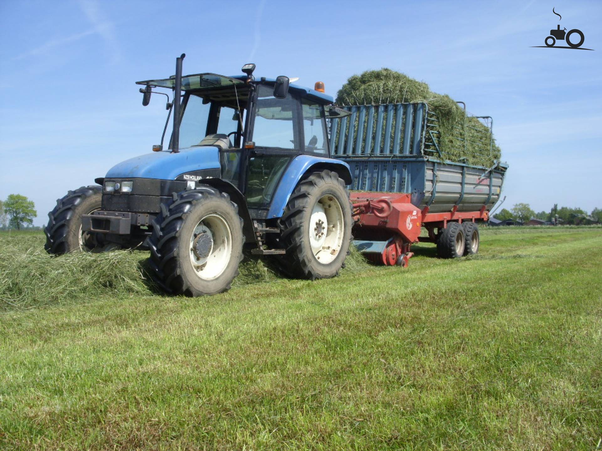 Foto van een New Holland 4635, druk bezig met gras inkuilen.. 5 jaar ...