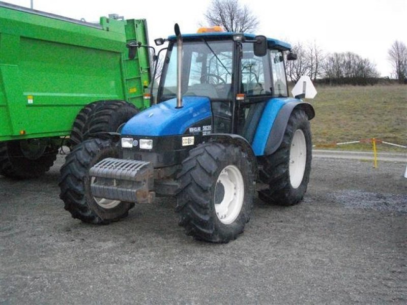 New Holland 5635 Tractor - technikboerse.com