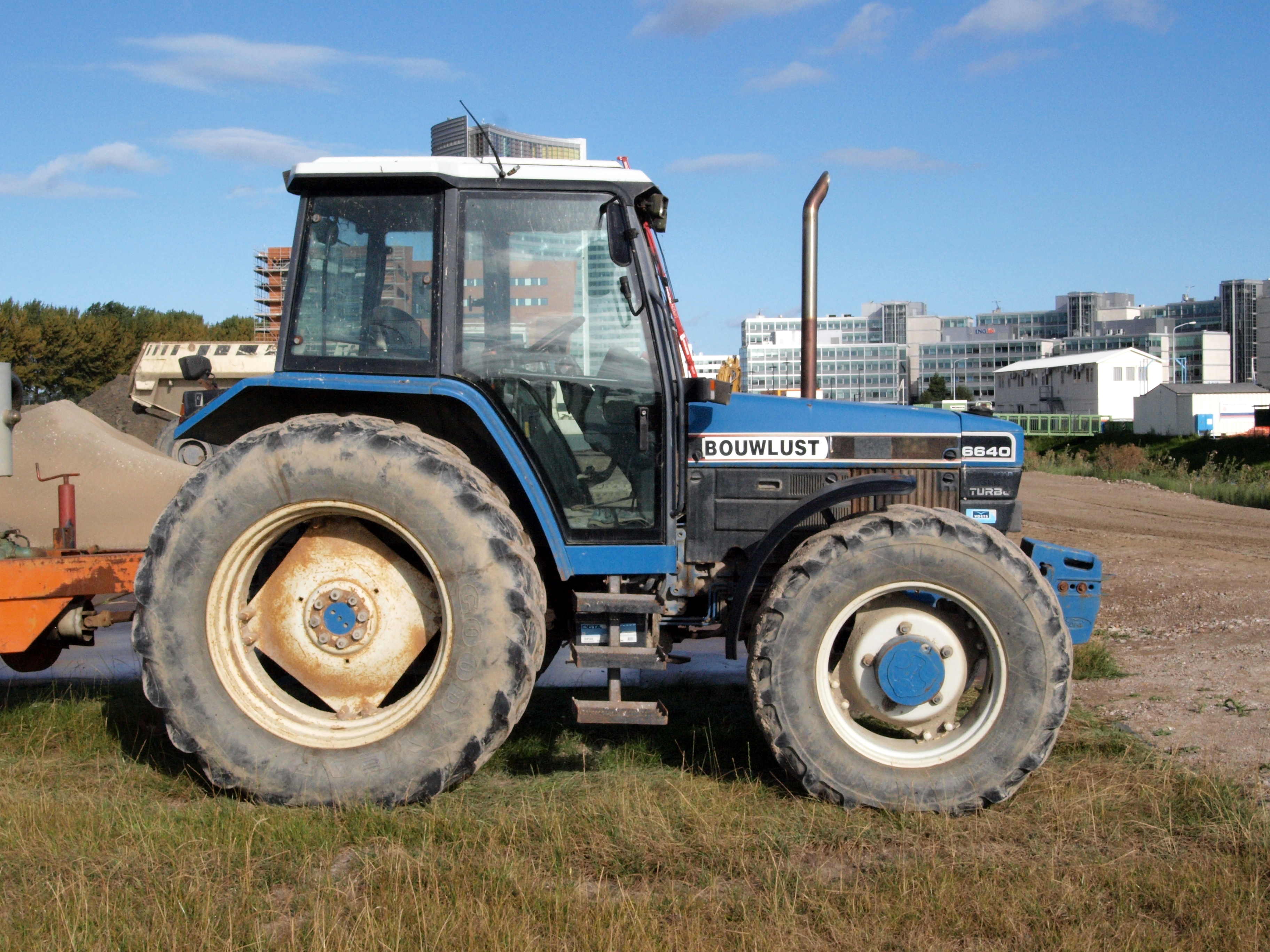File:New holland 6640 pic1.JPG - Wikimedia Commons