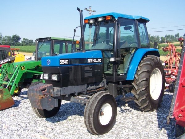 224: New Holland 6640 Farm Tractor with Cab : Lot 224