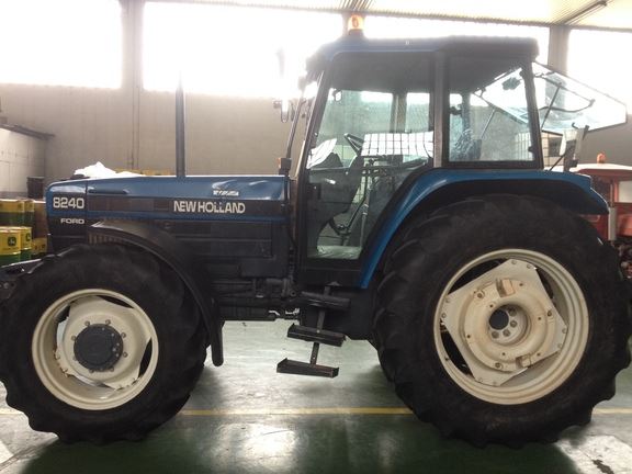 Ford-New Holland 8240 - Year: 1997 - Tractors - ID: C691AE92 - Mascus ...