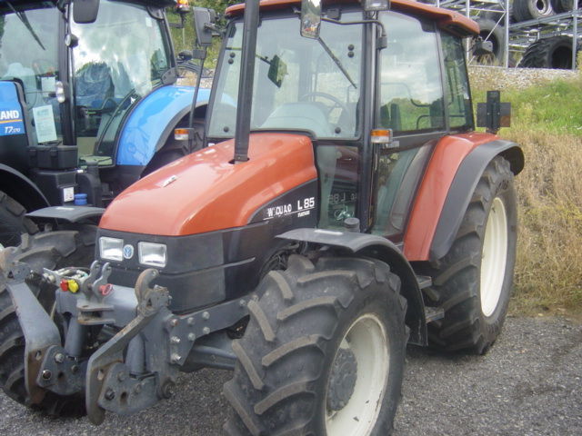Dieser gebrauchte Traktor New Holland L85, Baujahr 1999, mit 85 PS ...