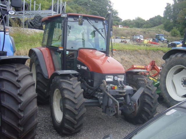 Dieser gebrauchte Traktor New Holland L85, Baujahr 1999, mit 85 PS ...