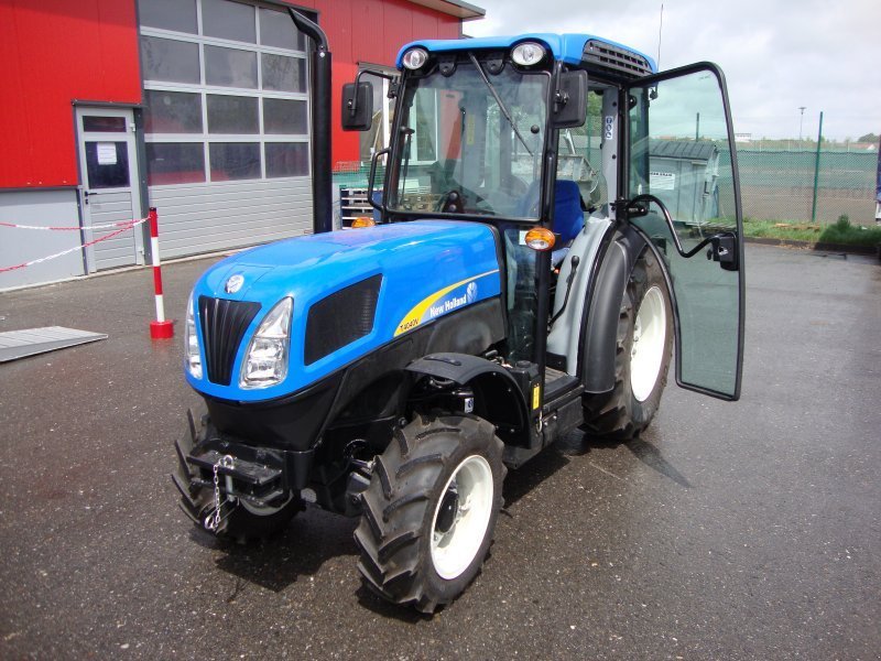 New Holland T4040V Tractor - technikboerse.com