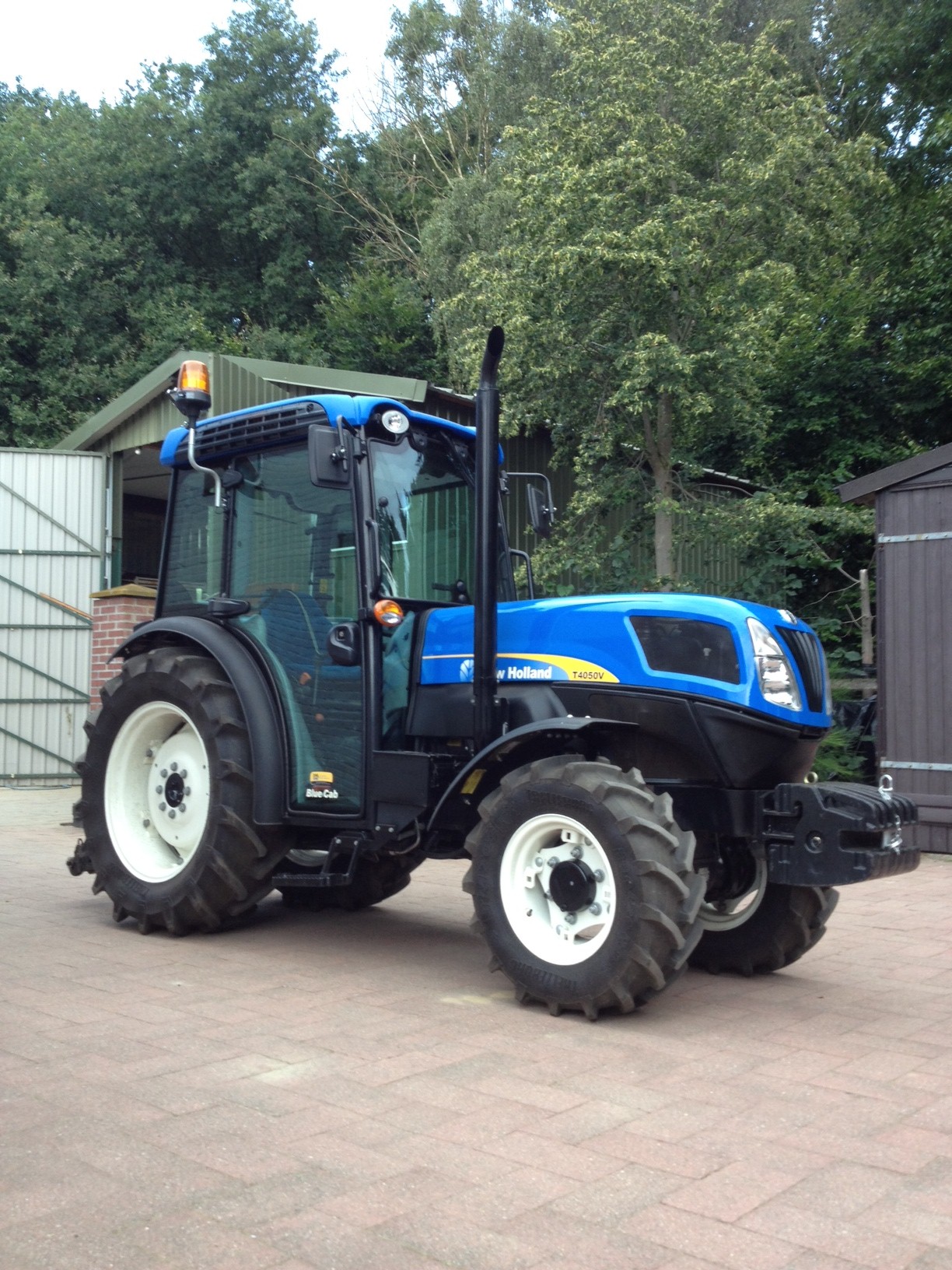 Foto: Onze New Holland T4050V met een vermogen van 100 Pk en een ...