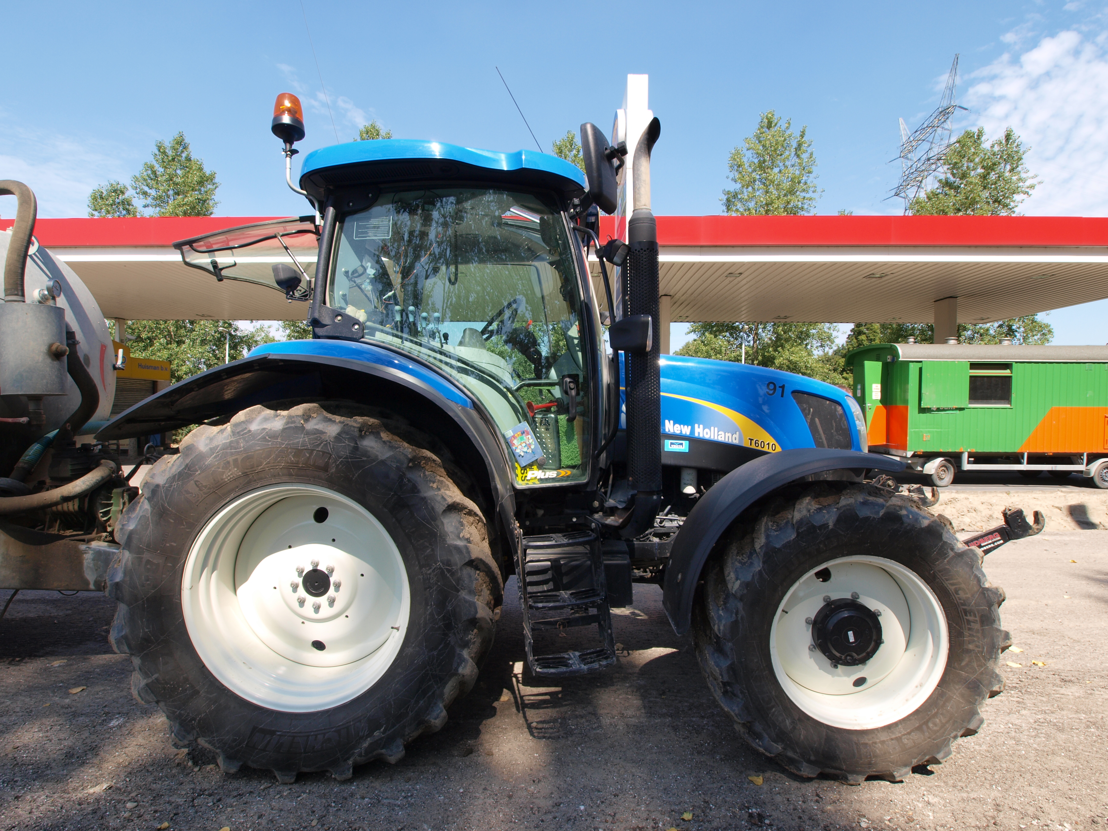File:New Holland T6010 p2.JPG - Wikimedia Commons