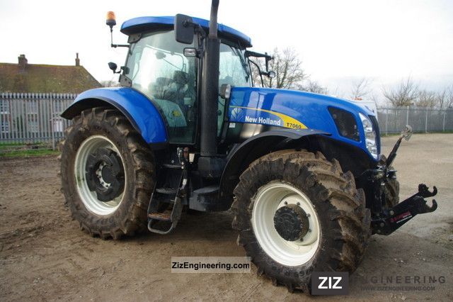 2011 New Holland T7060 Agricultural vehicle Tractor photo 1