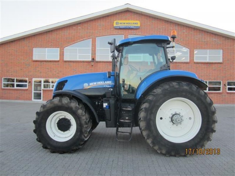 New Holland T7220 Tractor - technikboerse.com