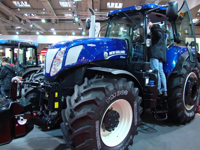 New Holland T7270 Pictures