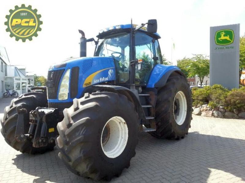 New Holland T8020 Tractor - technikboerse.com