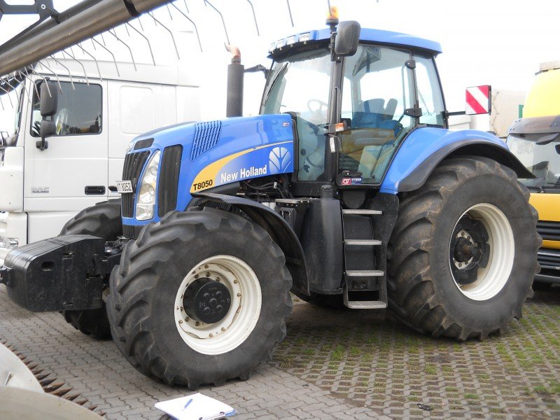 New Holland T8050 Tractor - technikboerse.com