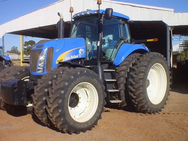 New Holland T8050 FWA Tractor, 4100 hours, 2009 model, 325hp, Trimble ...