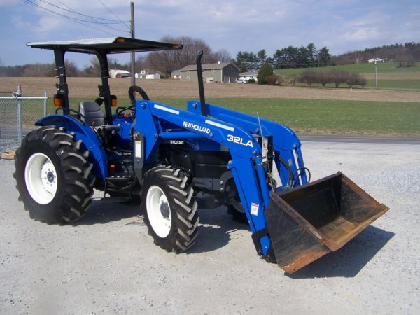 638: New Holland TN55 4x4 Compact Tractor with Loader : Lot 638
