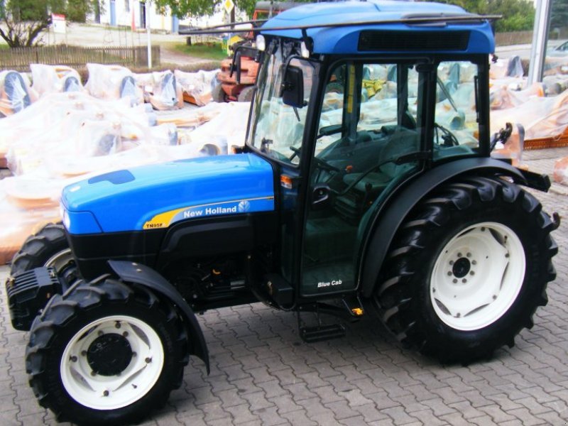 New Holland TN95F Orchard tractor - technikboerse.com