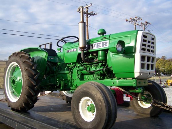 535: Oliver 1250 Tractor : Lot 535