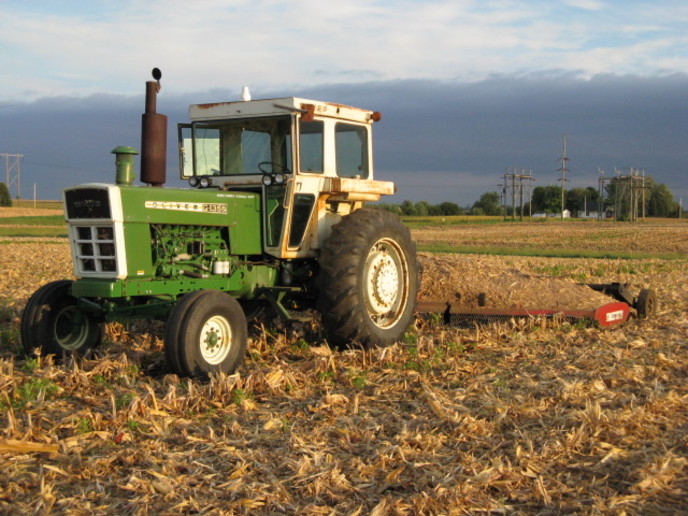 Oliver G1355 at Work (Pic) - Yesterday's Tractors