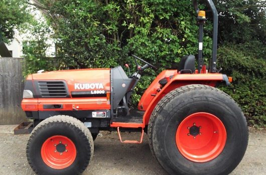 Kubota L3300 Compact Tractor | Farmkit.com