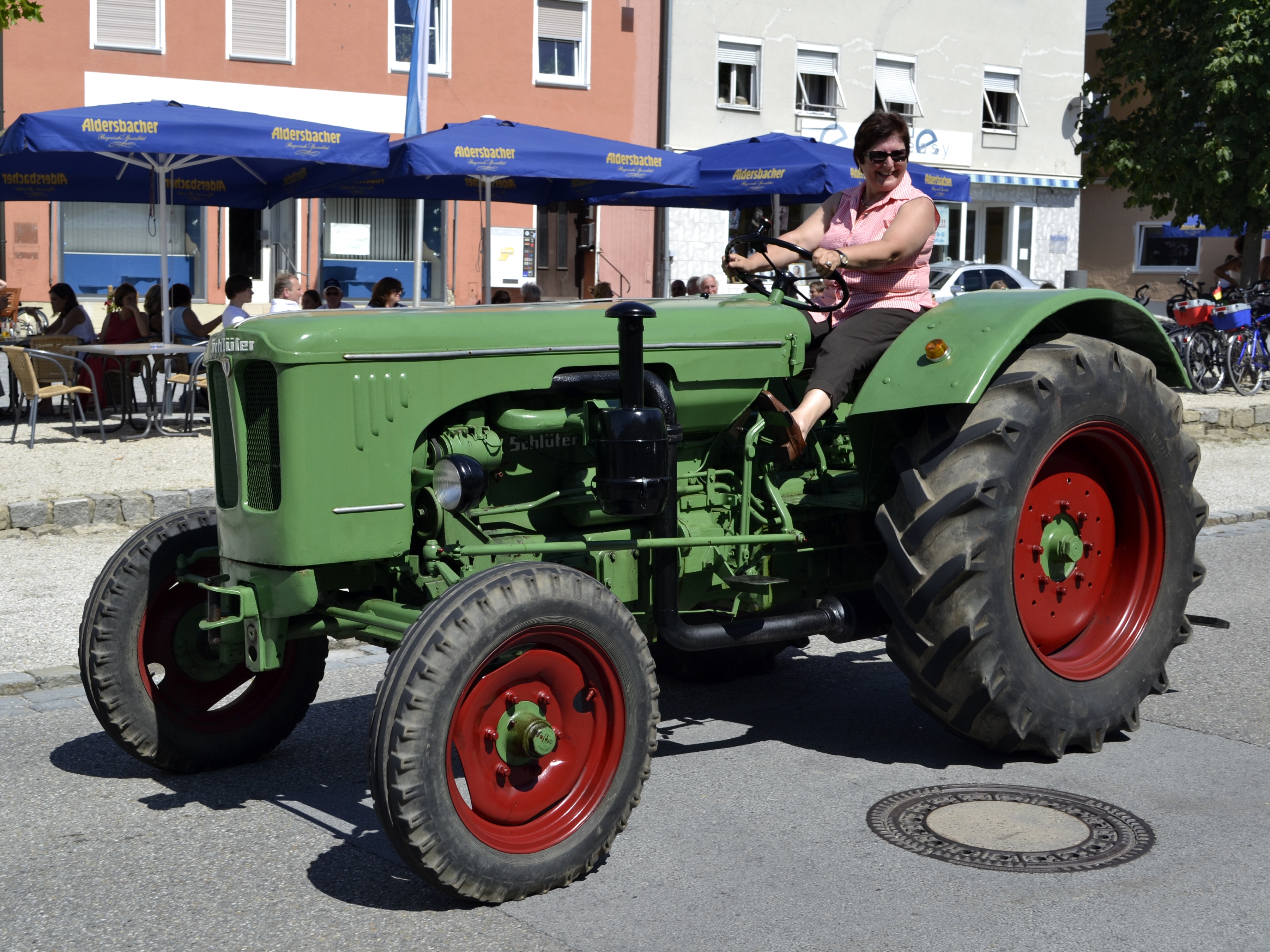 File:Schlüter Traktor, Oldtimerumzug Aidenbach.JPG - Wikimedia ...