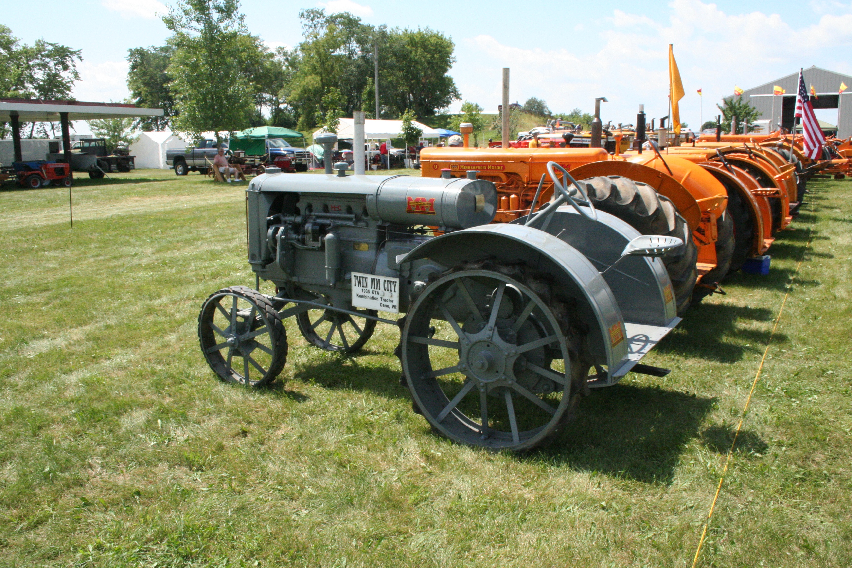 File:1935 Minneapolis-Moline Twin City KTA from DCAPC August 2008 show ...