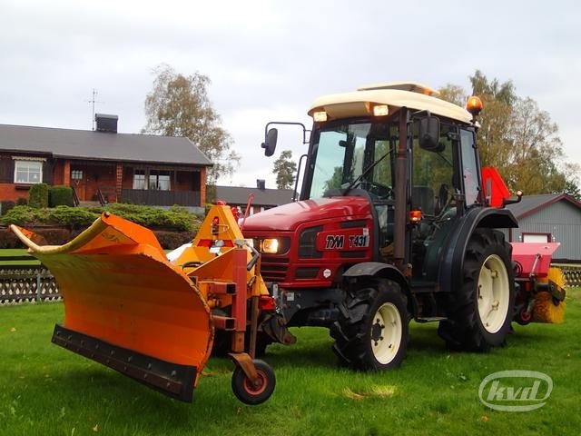 TYM T431 Traktor med snöplog & borste - 02